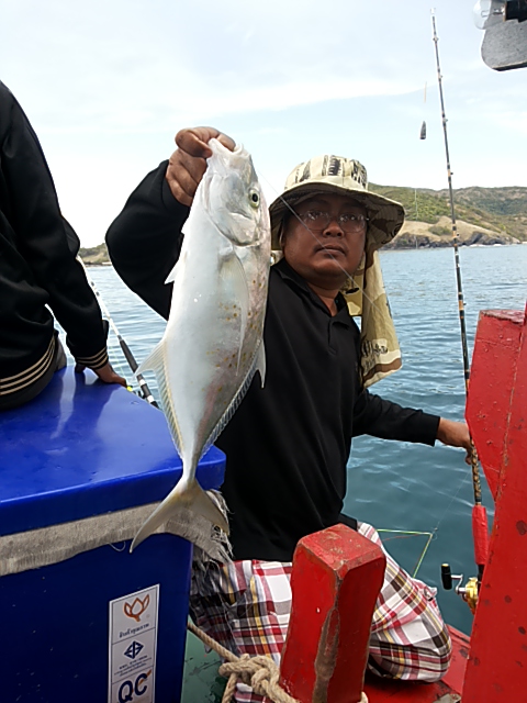 แต่สุดท้ายตัดสินใจ จองเรือดีกว่า  แล้วโทรตามสมาชิกที่เคยไปด้วยกัน  ได้มาร่วมโต้คลื่น ตาก-ลม ด้วยกัน 