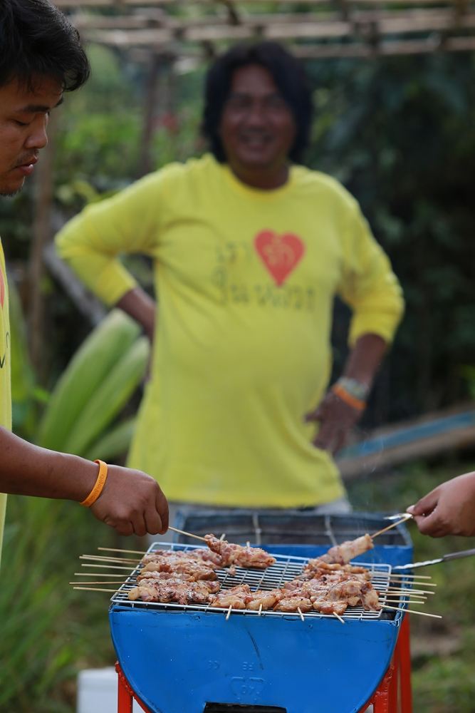 เริ่มจากทางฝั่งซ้าย ข้าวเหนี่ยวหมูปิ้ง....อภินันทนาการ จากพี่สาวน้าต๊ะ และพี่เสือ สุขโข :grin: :grin