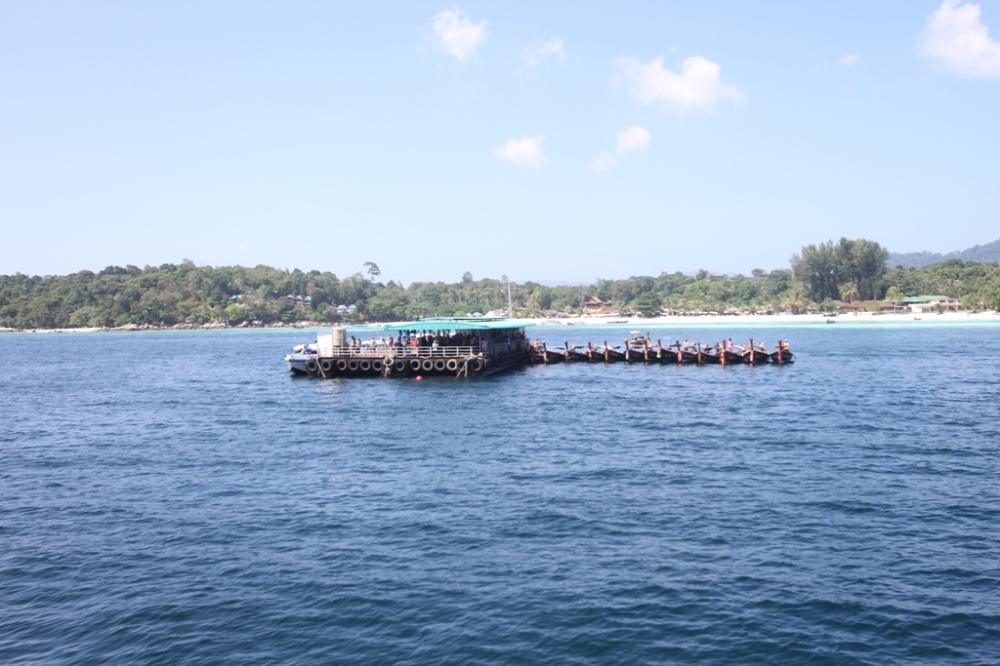  



[center][b]          แพ ที่เรือจะจอดเทียบให้ลง เพื่อให้ เรือเล็กไปส่งขึ้นฝั่ง          [/b]