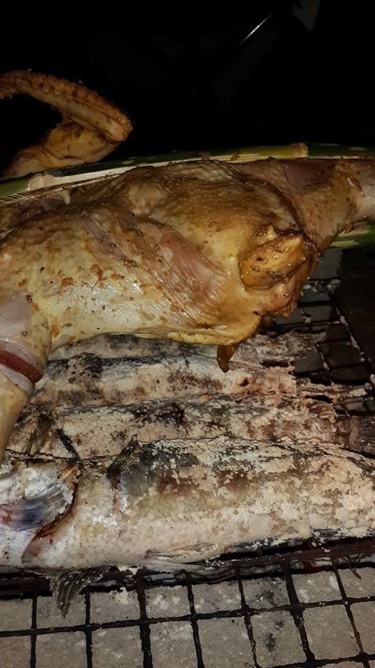 ข้างบนไก่ข้างล่างปลาช่อน :umh: :umh: :umh: