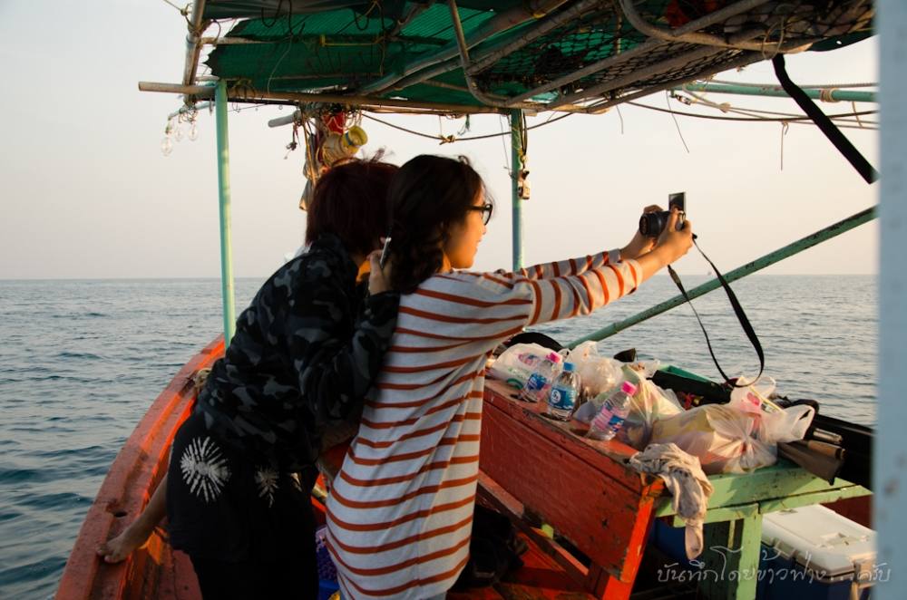  [b]ไปเที่ยวต้องทำตามกฎเหล็กแห่งยุค คือการ selfie ตัวเอง 2คนนี้ มาลงเรือตกหมึกตกปลาครั้งแรก[/b]