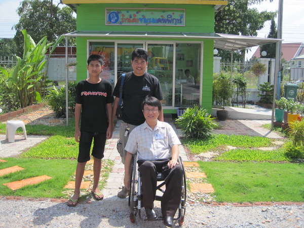 ปี่ปลัดกับลูกชายสุดหล่อ มาเยี่ยมร้านกาแฟ ร้านค้าคนพิการ และช่วยอุดหนุนครับ

 :cheer: :cheer: :chee