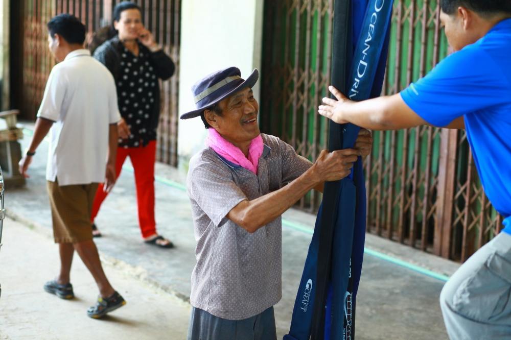 ป๊าของพี่จักรกฤษ แกมาช่วยขนของลงจากรถ และเป็นผู้ขับรถทางไกลจากปราจีนมาคุระบุรีที่นี้..

 :cheer: :