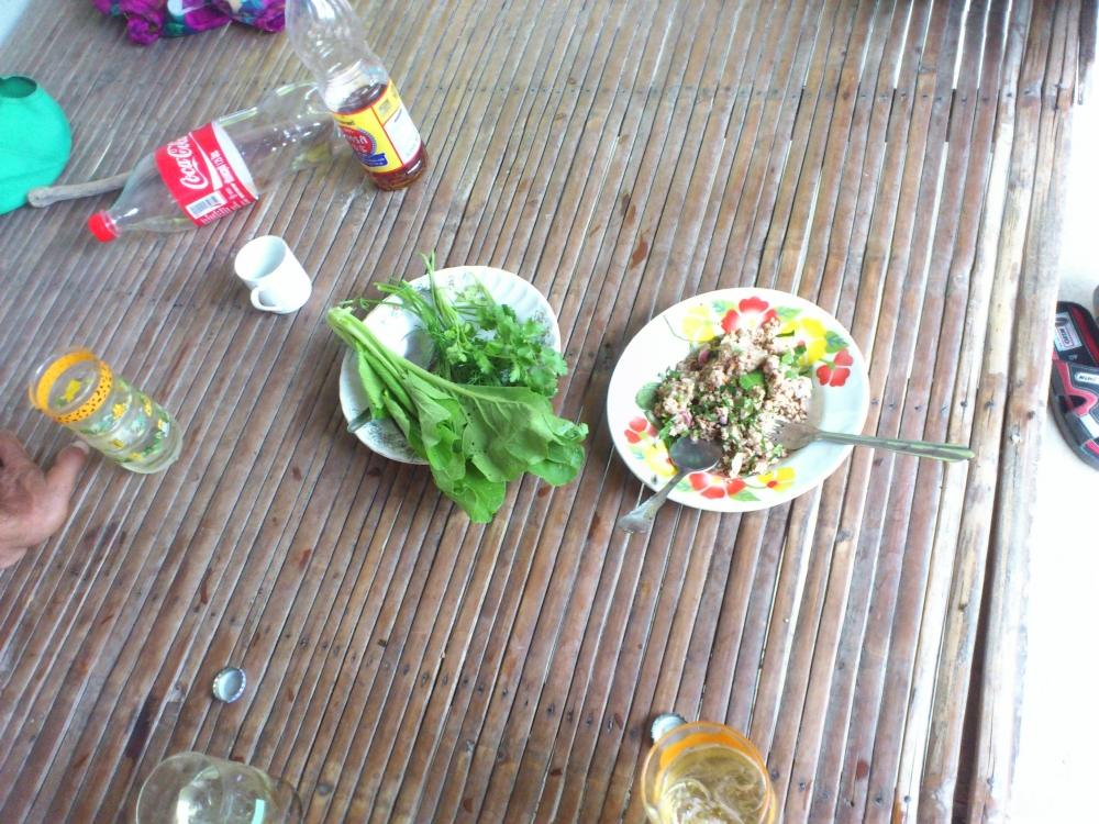 กลับมาถึงบ้าน  ให้พี่เขยลาบ  ลาบใส่มดแดงครับ  เพิ่งเคยกินเหมือนกันครับ



 :umh: :umh: :umh: :um
