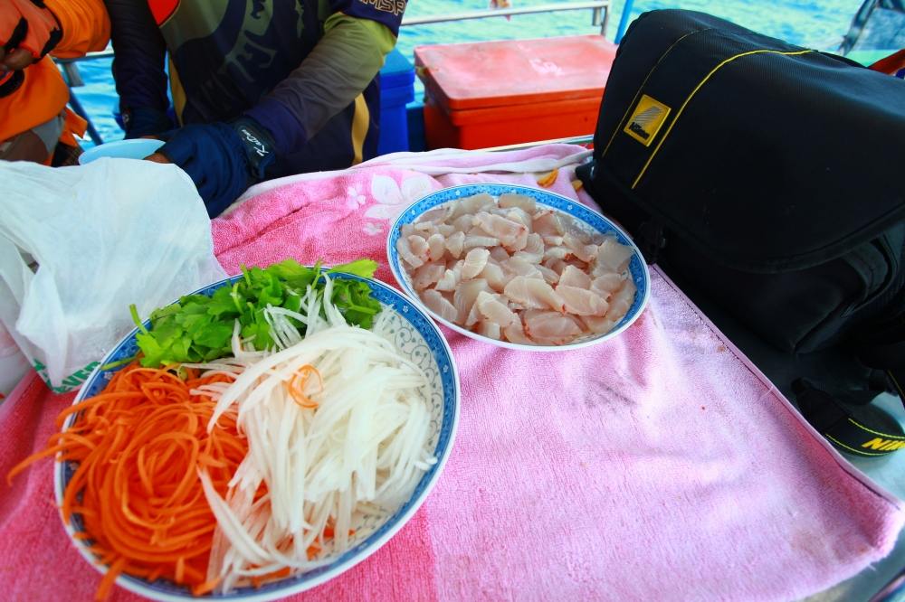 อาหารว่างถูกเสริฟลงบนโต๊ะ....

อินทรีสดๆ จิ้มวาซาบิ

กินคู่กับ ขึ้นไฉ่ และหัวไชเท้า แครอท

ทุก