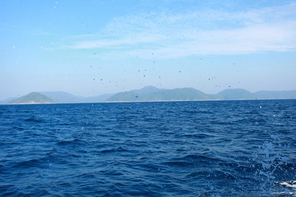 เรือ ส.รัตนนาวี แล่นผ่านไปหมู่เกาะสุรินทร์ไปบริเวณรอบนอก

คลื่นยังซัดกระหน่ำ จนน้ำกระเซ็นขึ้นมาบนเ