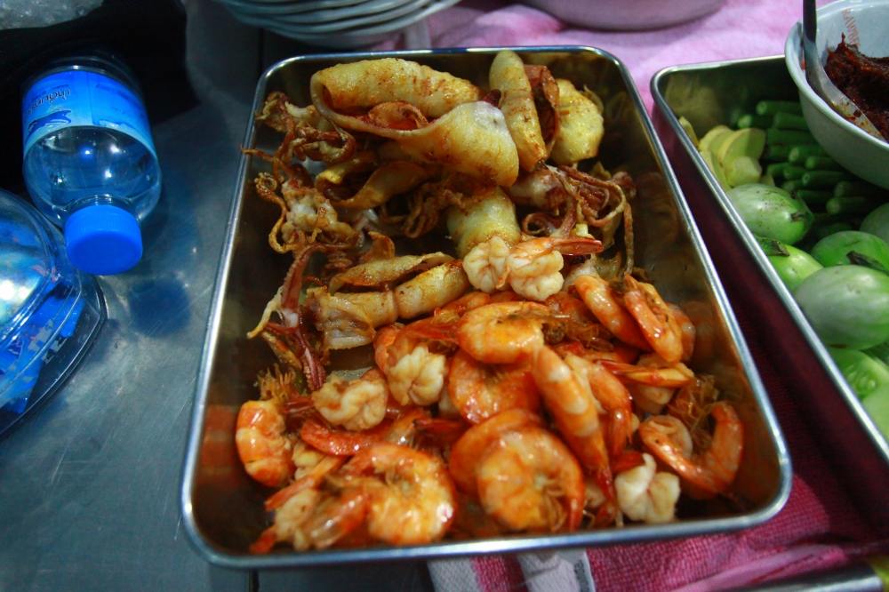 อาหารมื้อเย็นของวันที่ 3 ถูกเสริฟร้อนๆ

กุ้ง หมึก ทอดกระเทียม เมนูโปรดของใครหลายคน

 :cheer: :ch