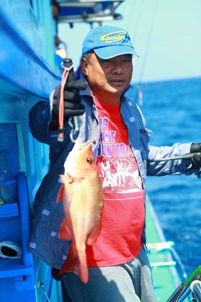 พี่สมเชิง ประจำการด้านท้ายเรือ

จิ๊กโดนปลาจานหลายชนิด

โดยเฉพาะปลากะพงแดง

ขึ้นเรือเรื่อยๆ

