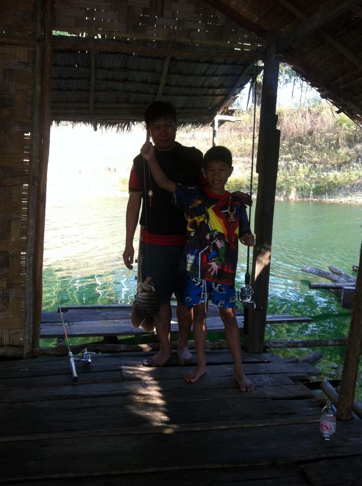 รอบนี้พ่อตกได้แต่กลัวน้อยหน้า วิ่งมาถ่ายรูปด้วย :laughing: :laughing: :laughing: