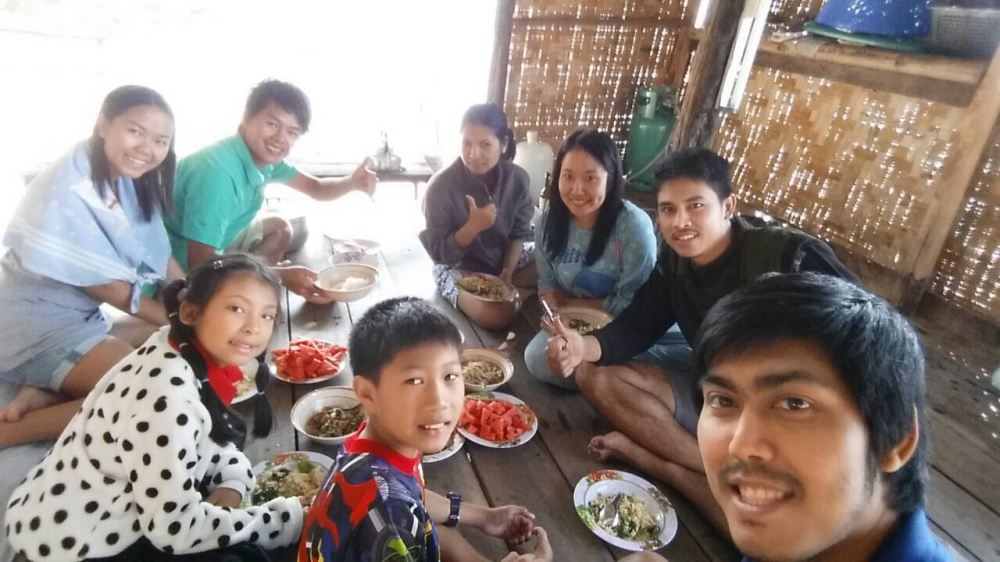 ทานข้าวเช้าก่อนออกจากแพกันครับ