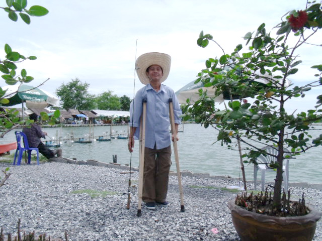 ชวนเพื่อนไปหากับข้าวครับ  :smile: