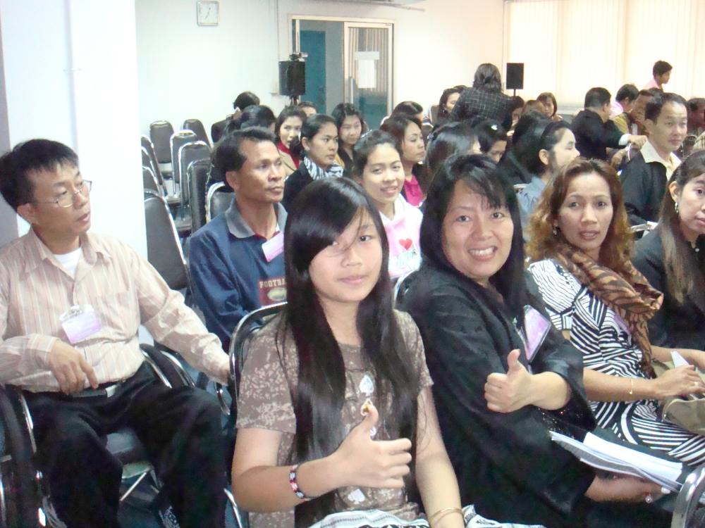 งานนี้ไปประชุมเรื่อง "ภัยร้ายมะเร็งปากมดลูก" ขอไม่ลงภาพนะครับ สยองฝุดๆเบย(ดูหน้าผมสิ) แต่ดีมากครับ