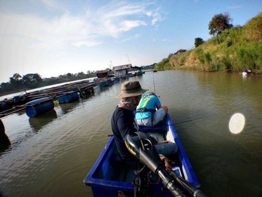 

 [center] [b]เจี๊ยบนั่งกึ่งนอนกรอเหยื่อมาจนถึงเรือ ก็โดนปลาค้าวไซส์รุ่นๆกัดสบัดหลุด แถมโดดรอยข้า