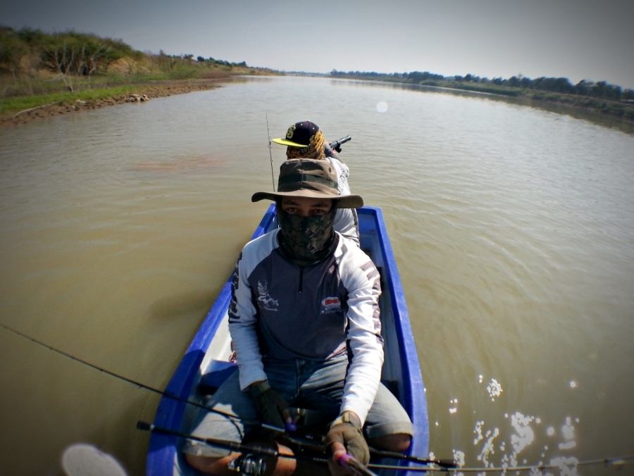 

 [center] [b]วันนี้สลับกันขับเรือ เมื่อวานผมขับวันนี้เลยขอตีหัวเรือถนัดๆหน่อย[/b][/center]


