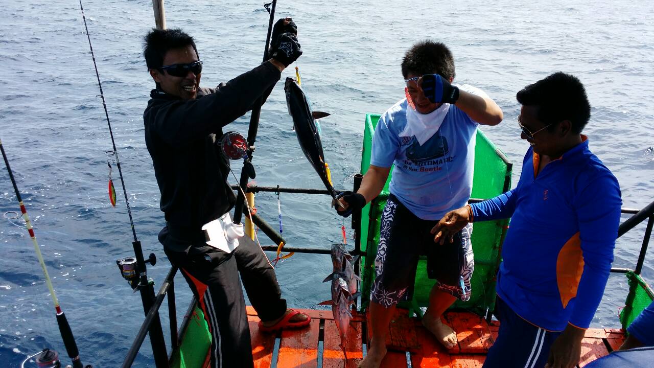   เรือวิ่งออกซักพักก็เริ่มลากรา
พาร่ากับเบิร์ด ทำงานกันเลยครับ
โอแตงโอดำมาตอนรับคณะเราเข้าแล้ว
