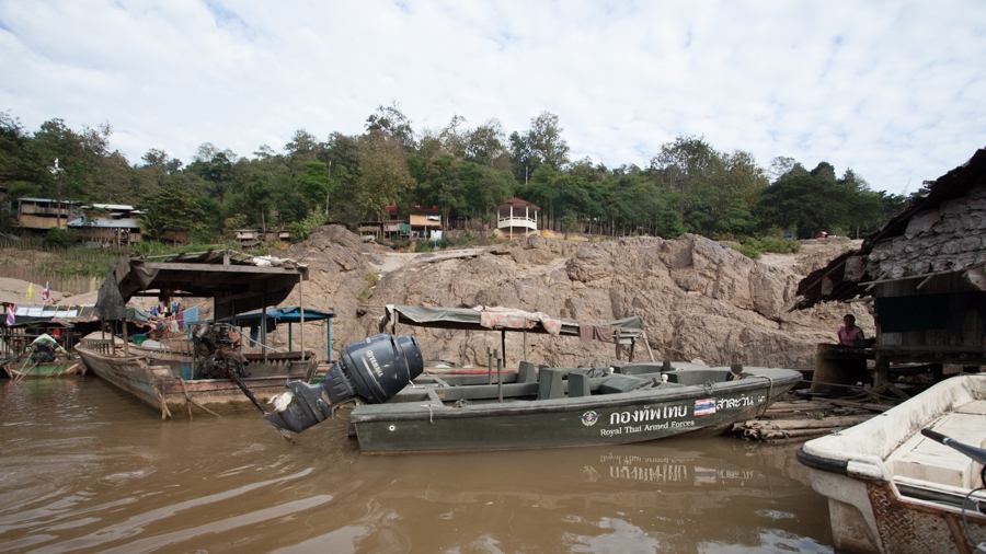 เรือของกองทัพไทยเราครับใบพัดบิ่นหมดแล้ว  :laughing: