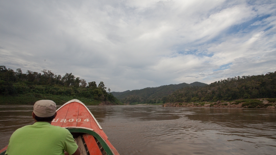 ที่แม่น้ำสาละวินต้องใช้คนขับเรือทีมีความชำนาญสูง เพราะที่นี่กระแสน้ำเชี่ยวและมีแต่แก่งหิน สายน้ำนี้ต