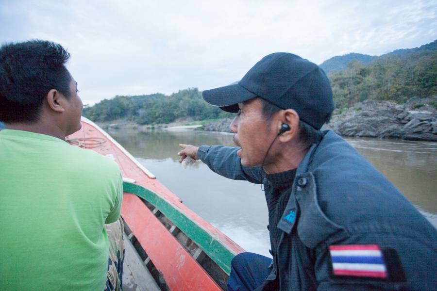 พี่น้อยคนขับเรือใจแข๊งสุดๆ ถ้าสังเกตุจะเห็นที่นิ้วมือของพี่เค้าพันผ้าก๊อตอยู่ นิ้วพี่เค้าเพิ่งจะขาดเ