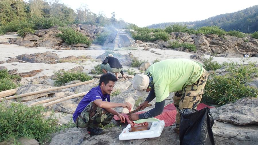 แจ๊คกับโจช่วยกันทำกับข้าว ส่วนผมก็ไปก่อไฟ :laughing: