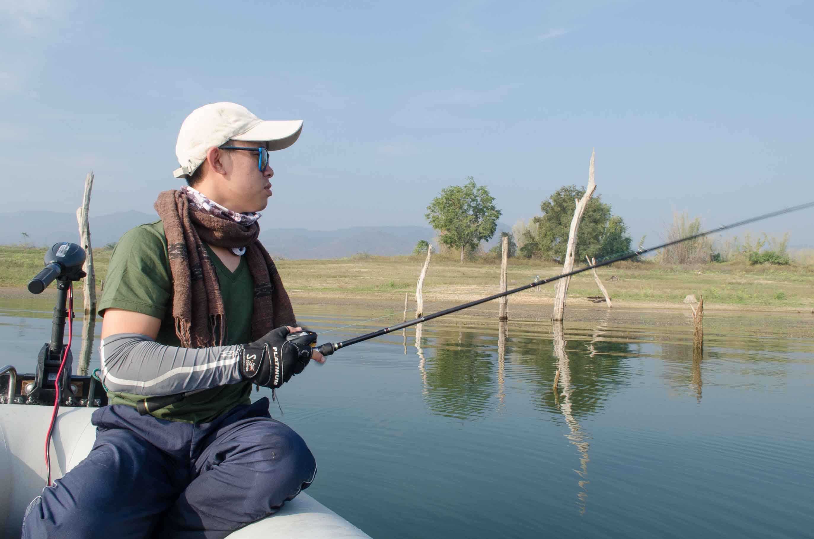 ลอยเรือห่างจากจุดเกิดเหตุเมื่อกี้ประมาณ 20 เมตร ตีไม้แรกก็โดนซัดตูม!!! แต่พลาดเป้าไปอย่างน่าเสียดาย 