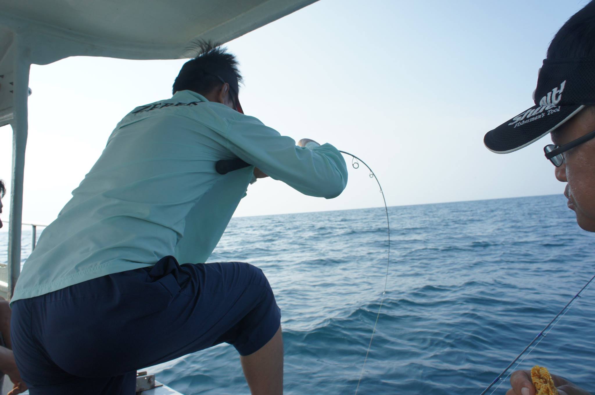 ผมอัดปลาอยู่ทางท้ายเรือ  ทางขวาเรือ ก็เริ่มมันส์ เพราะ ไลท์จิ๊ก แล้วโดนอินทรีหลงฝูงมาซัดเหยื่อ 


