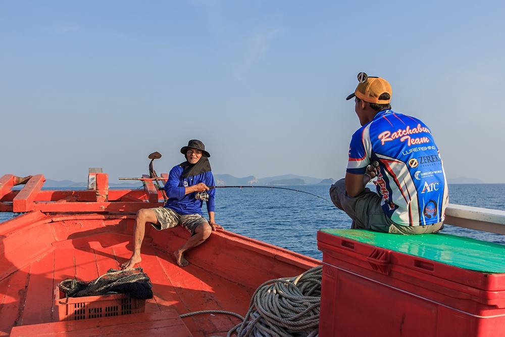 
นั่งเรือออกจากฝั่งไม่ถึง 20 นาที กัปตันก็บอกให้เตรียมตัว ตกปลาเล็กทำกับข้าว 
เตรียมตกหมึกไว้ทำเหย