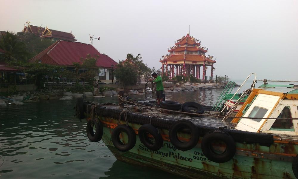 ไปถึงเกาะลอย ประมาณ 7.00 ครับ แต่ตกเรือรอบ7.00 เลยต้องรอเรือรอบ 8.00 ครับ