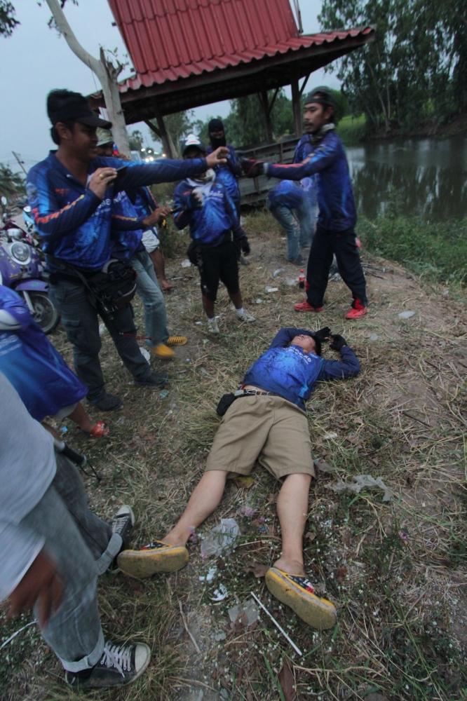 พบชายวัยดึก นอนอืดอยุ่ข้างภนน สันนิษฐานว่า ตายเพราะ หาปลาไม่ได้ :laughing: :laughing: :laughing: :la