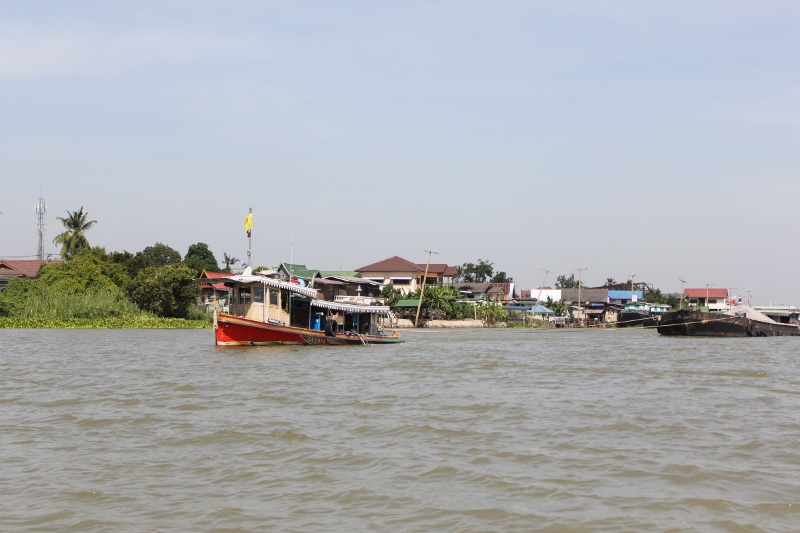 ก้อเหมือนเดิมครับเจ้าพระยา.....ริมฝั่งมีบ้านชาวไทยริมแม่น้ำอาศัยอยุ่กันอย่างมีความสุข มีเรือรากจุงสิ