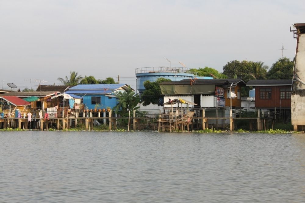 สองฝั่งข้างทาง...บ้านไม้..และบ้านตึกสุดท้ายก้อคนไทยเหมือนกัน......ต่างพึ่งพาอาศัยแม่น้ำเจ้าพระยามาช้