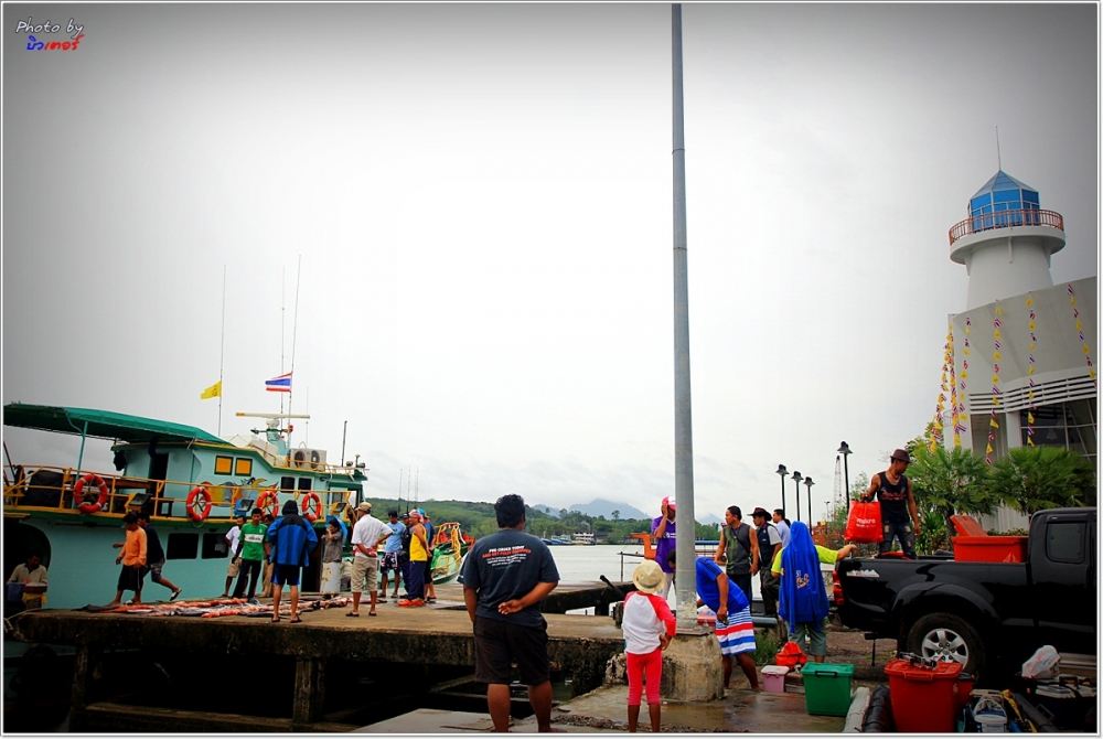  

[b]บ่าย 4 โมงเย็น

เรากลับถึงฝั่ง ท่าเรือ กันตัง ...  คณะเราเริ่ม-ลำเลียง-

ไทยมุง ก็เริ่ม-