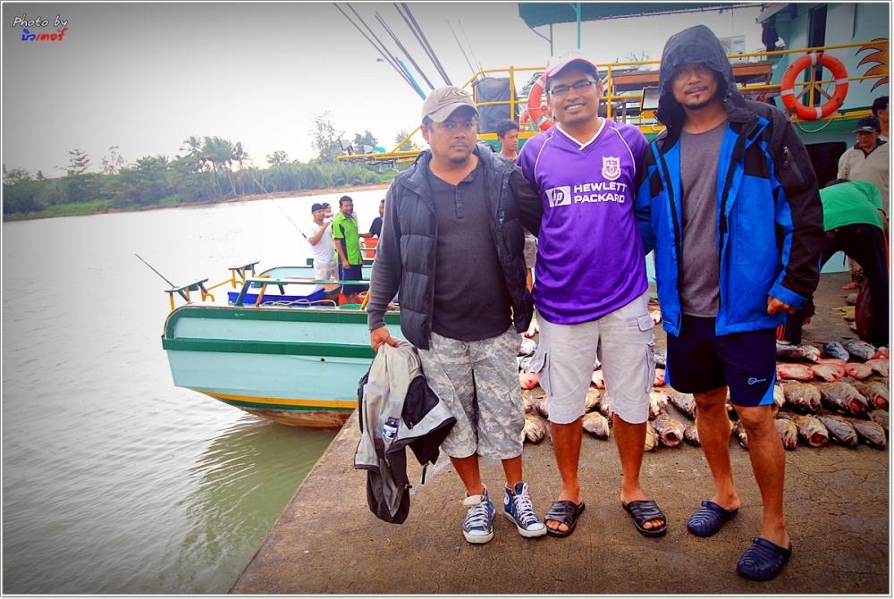 

 [b] " ขอถ่ายภาพกับบังว่าว คนดังในเว็ป "....เสียงว่าพันนั้น  [/b]

 :grin: :grin: :grin: :gr