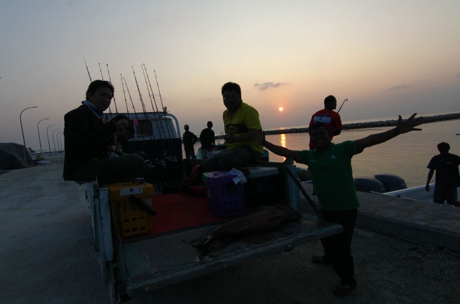 เรือเข้าถึงท่า มีคน maldivian มายืนมุงดูพวกเราอีกแล้ว คงตื่นเต้นกับพวกเราด้วย :grin: ลีมูซีนมารอรับ 