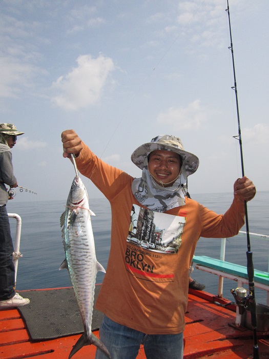 ทานข้าวเสร็จไต๋หนวดพาเข้าหมาย ท้ายเรือหุ้นขึ้ครับ น้าเต่า โดนก่อนเลยครับ อินทรีย์ไซร์สวย :cheer: :ch
