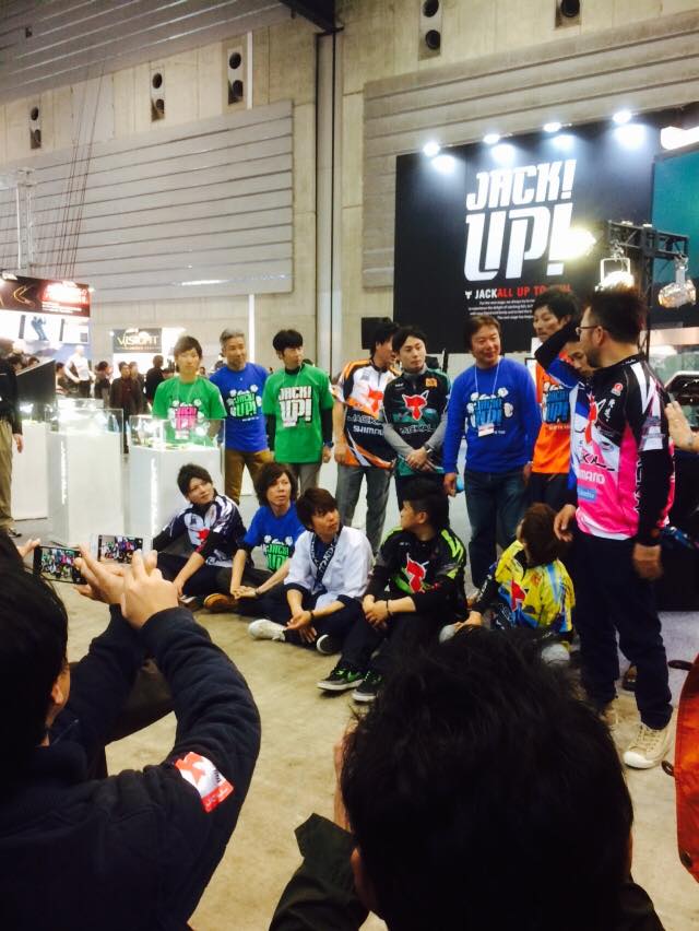 งานเลิกแล้ว ถ่ายรูป Jackall Pro Staff เป็นที่ระลึก