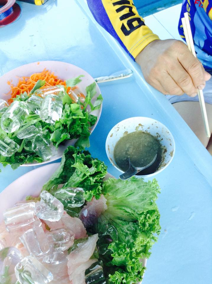 ของอร่อยๆ ต้องขอเพิ่ม พี่เฉลิมลงมือแร่ปลาอีกตัวคับ 

(รู้สึกเกรงใจ) แต่มันอร่อยจริงๆคับน้าๆ