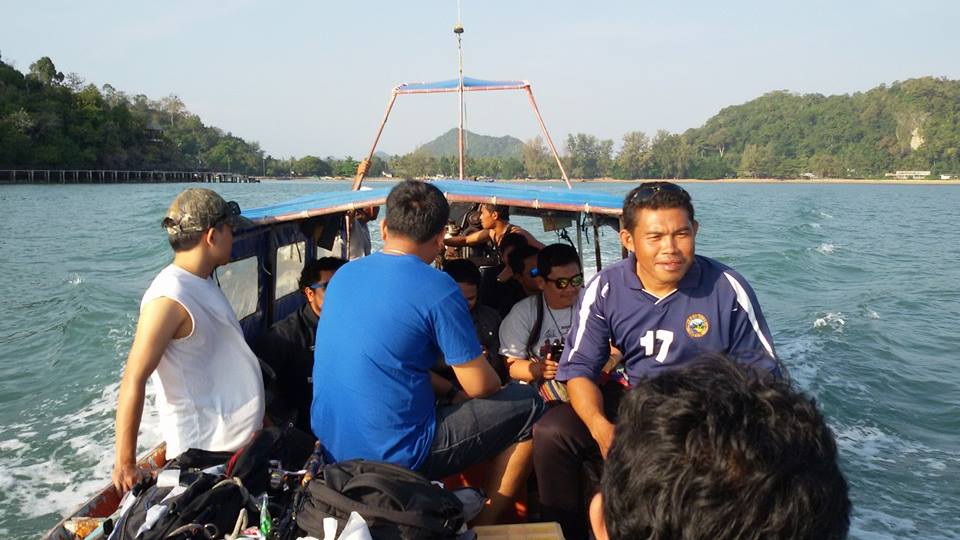 ไปกันเลยครับ นั่งเรือไม่ถึง 10 นาที....