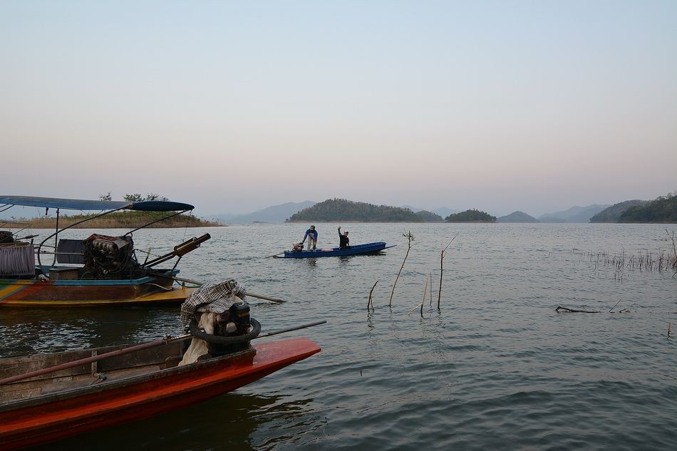  [center]
** ส่วนน้าเอก....จัดของลงเรือเสร็จ ไม่มีรอเลย......นิสายยยย !!

สงสัยจะรีบไปขุดแห้ว....