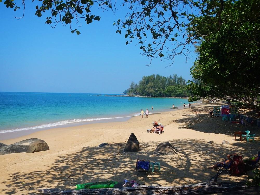 บรรยากาศหน้าชายหาดครับ ส่วนมากจะเป็นสถานที่ท่องเที่ยวแบบพักพ่อนริมหาด 
โดยเฉพาะนักท่องเที่ยวต่างชาต