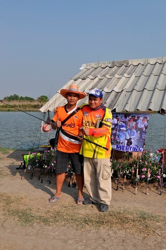 พี่น้อยรับ รางวัลพิเศษคันเบ็ดอีก 1 คัน จากพี่หนึ่งครับ แจกกันกระจายครับวันนี้ :umh: :umh: :umh: :umh