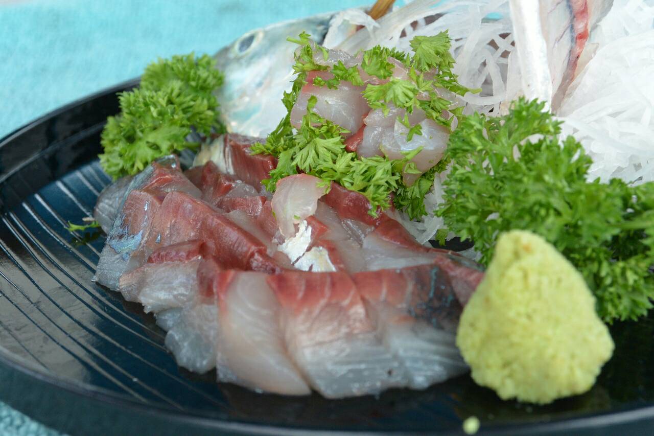 เนื้อปลาสีกุนเป็นๆจะกรอบได้เท็กเจอร์มากครับ แต่ปลาที่ดีควรบ่มซักวันสองวันในอุณภูมิที่เย็นและแห้ง เนื