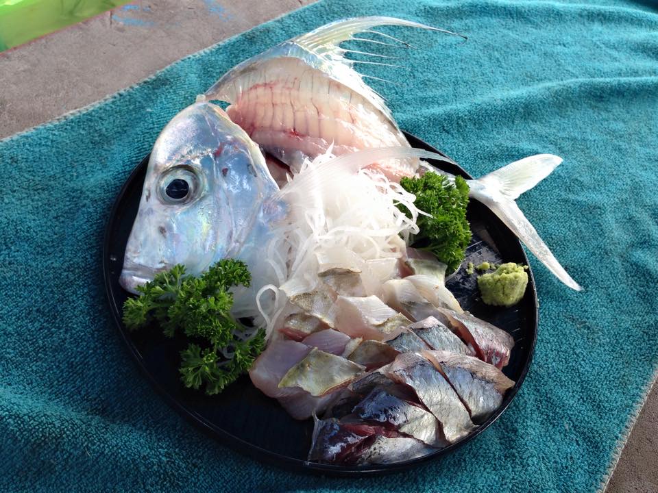 จานที่สองตั้งชื่อว่า  Ronin aji sashimi  หรือ ภาษาไทย โฉมงามแม่ทรามวัยกินชั้นสิ :laughing: :laughing