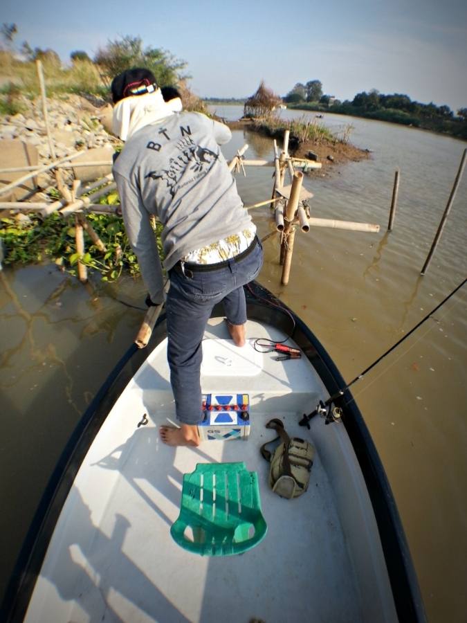 

 [center] [b]ทริปนี้ลงเรือกันสามคน ผมกับเอ๊ะแสตนบายรอในเรือแล้ว พีทกำลังตามมาติดๆ[/b][/center]
