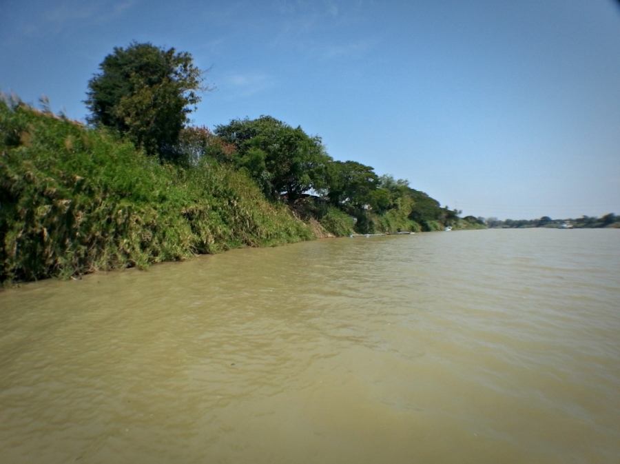  [center] [b]ปล่อยเรือไหลเลาะตีมาเลื่อยถึงตรงนี้ มีปลาค้าวไซส์กำลังแว้นตามมากัดเหยื่อจังหวะยกขึ้นพอด