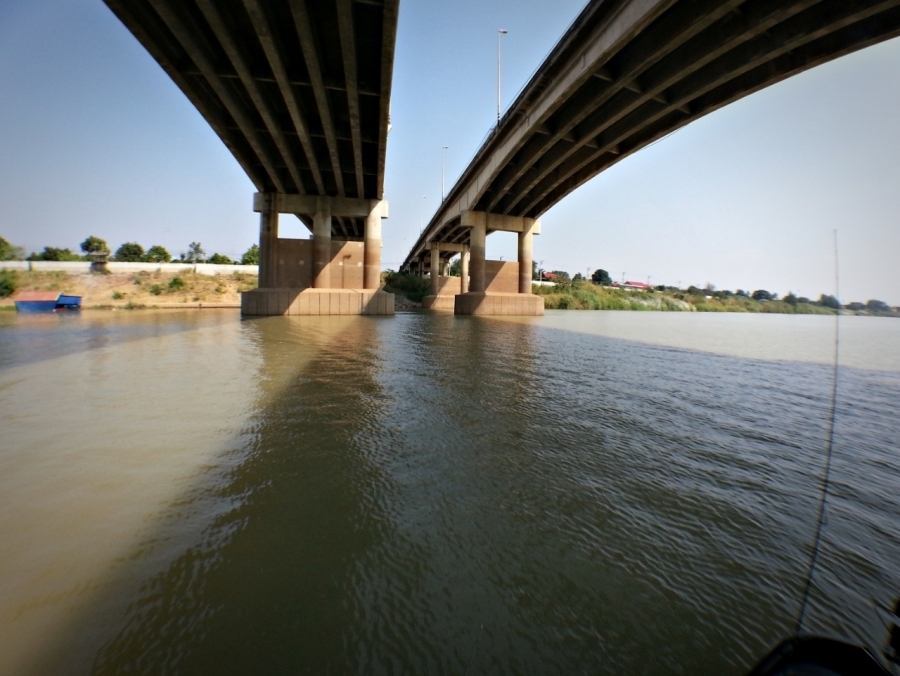 

 [center] [b]ขับเรือยาวๆมาต่อที่สะพานเลี่ยงเมือง แวะตีพักหลบแดดสักหน่อย[/b][/center]

 [center
