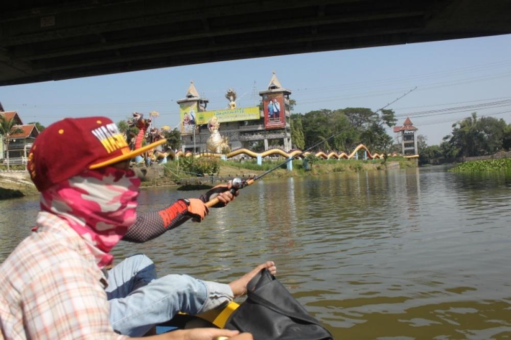 สองข้างทางระหว่างการแล่นเรือของผม..บางครั้งก้อมีสายตานักตกปลาหน้าดินริมฝั่งไม่ชอบเราสักเท่าไหร่แต่ผม