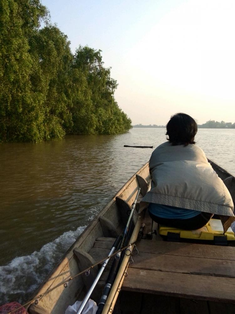 เที่ยวนี้นั่งเรือกันไกลหน่อยขึ้นบนไปเกือบถึงตัวแปดริ้ว  ตามปลาขึ้นไปไกลหน่อย