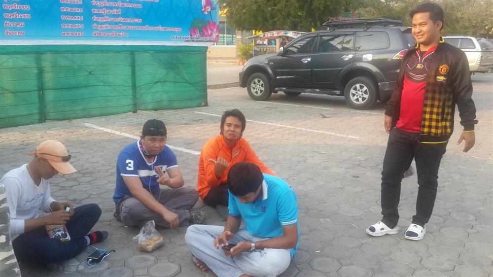 ทุกอย่างพร้อมครับ คนพร้อม สมาชิกมาครบหมดแล้ว นั่งรอไต๋นนท์คนหล่ออย่างเดียวตอนนี้ 
 :cheer: :cheer: 