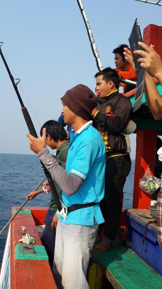 จากหัวเรือปลาลากสายยาวมาถึงท้ายเรือ ครับ เสียวเรือที่วิ่งไปมาตัดสายขาดก็หลายครั้ง แต่ก็รอดครับ 
 :c