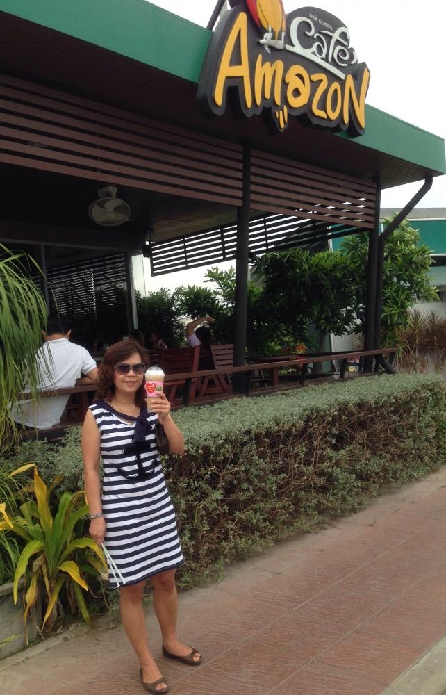 ถึงบ้านอำเภอ ฝนตก แวะซื้ออุปกรณ์ตกหน้าดิน
ผบ แวะเติมพลัง กาแฟอเมชอน